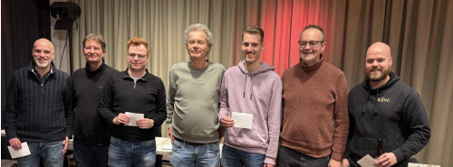 eric-en-robin-pakken-prijs-bij-stukkenjagers-kersttoernooi-2025