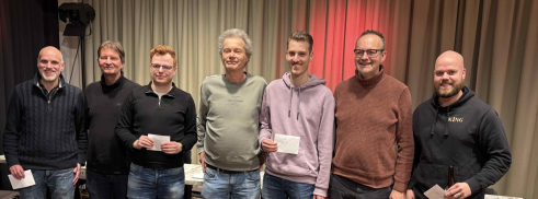 eric-en-robin-pakken-prijs-bij-stukkenjagers-kersttoernooi-2025